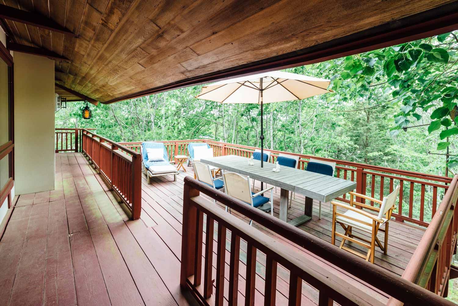 Upper Level Outdoor Dining 1