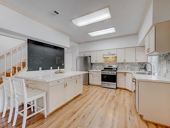 2nd image of 18106 Oakleaf Trail Ct
