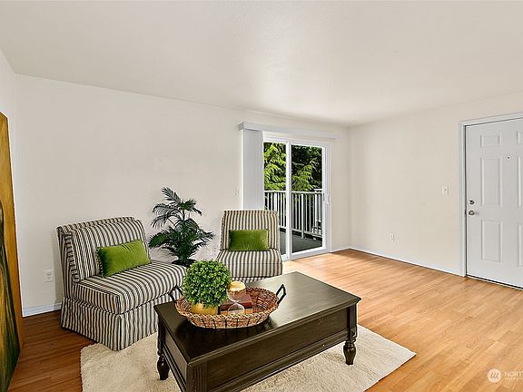 Living Room>
