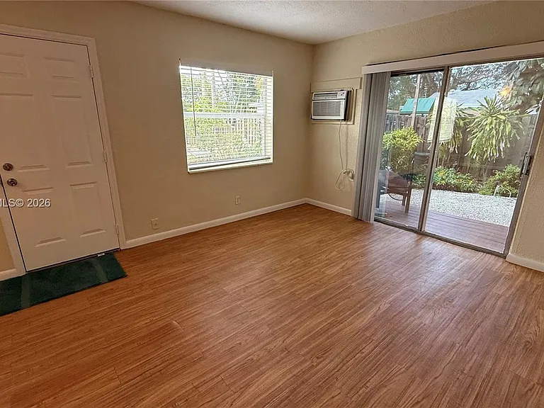 1310 NE 14th Ave #4 — Photo 7