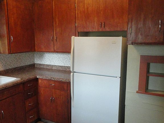 5th image of 621 W 1st St