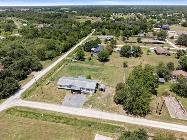7470 Dallas St, Navasota, TX 77861