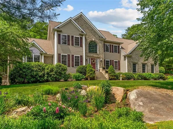 16 Leonard Dr, North Smithfield, RI 02896