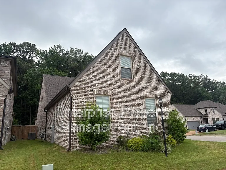 564 Holden Dr — Photo 2