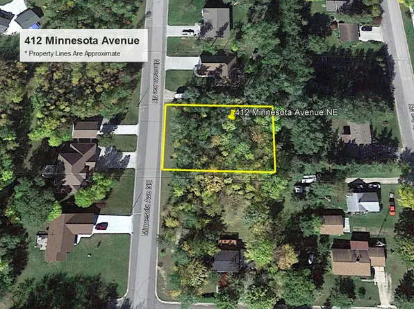412 Minnesota Ave NE, Warroad, MN 56763