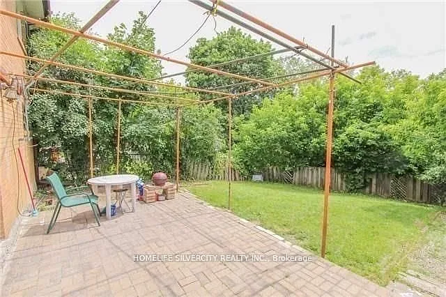 31 Lakeland Dr #UPPER LEVEL — Photo 13
