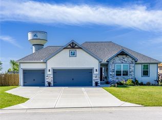 15607 Lakeside Dr, Basehor, KS 66007