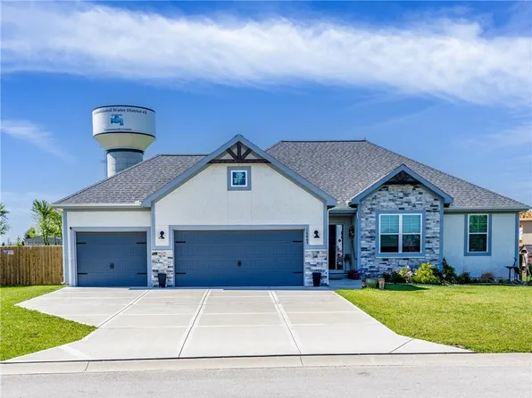 15607 Lakeside Dr, Basehor, KS 66007
