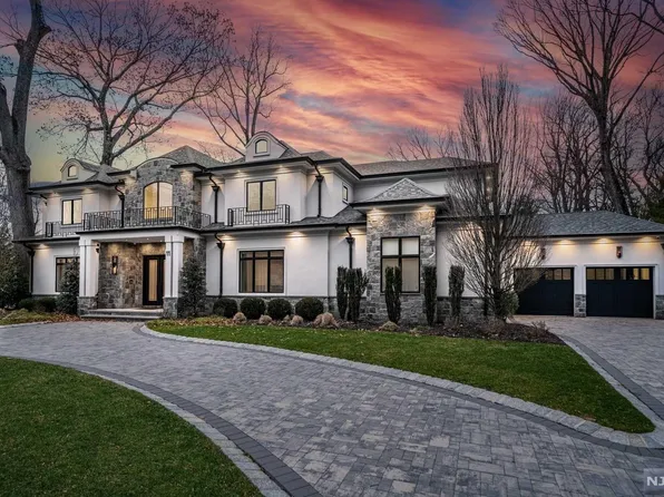 11 Edgewood St, Tenafly, NJ 07670