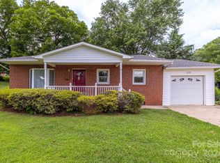 102 Sharon St, Morganton, NC 28655