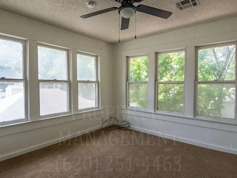 929 E Myrtle St — Photo 19