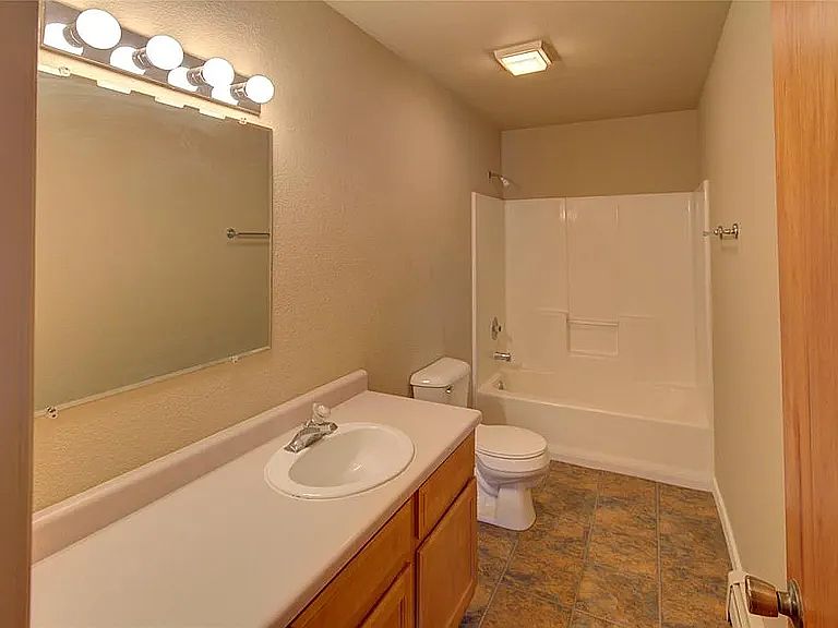 2nd image of 108 E Rosebud Ave