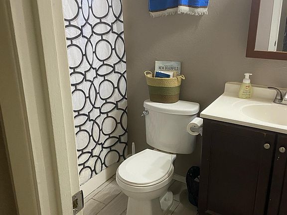 5th image of 1277 E Common St