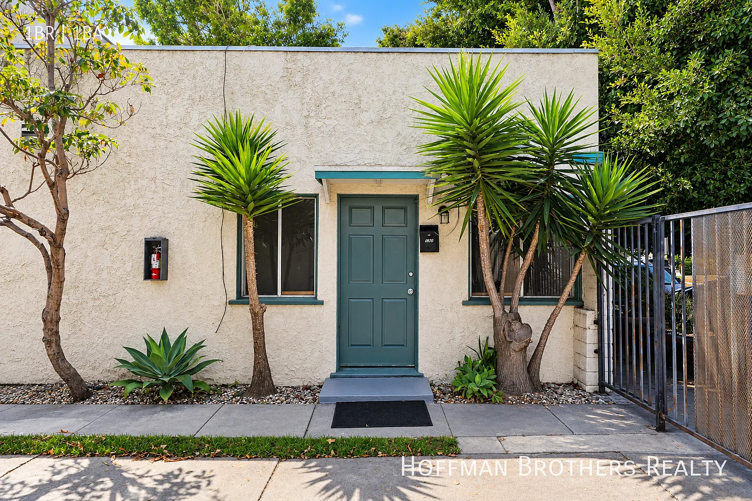 Gated Venice 1-Bedroom With Garage Parking,Updated Kitchen & Water Included!! — Photo 3