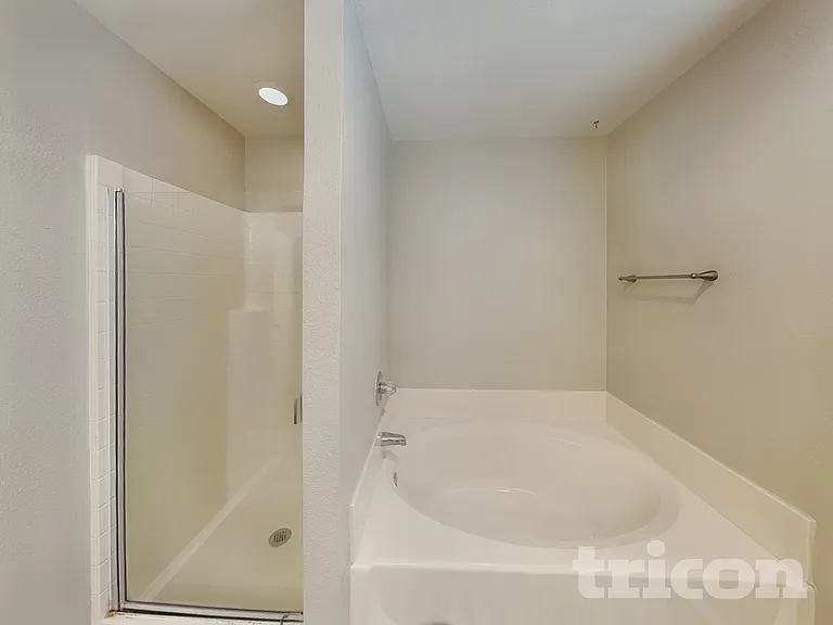 1584 Sandhurst Dr — Photo 10