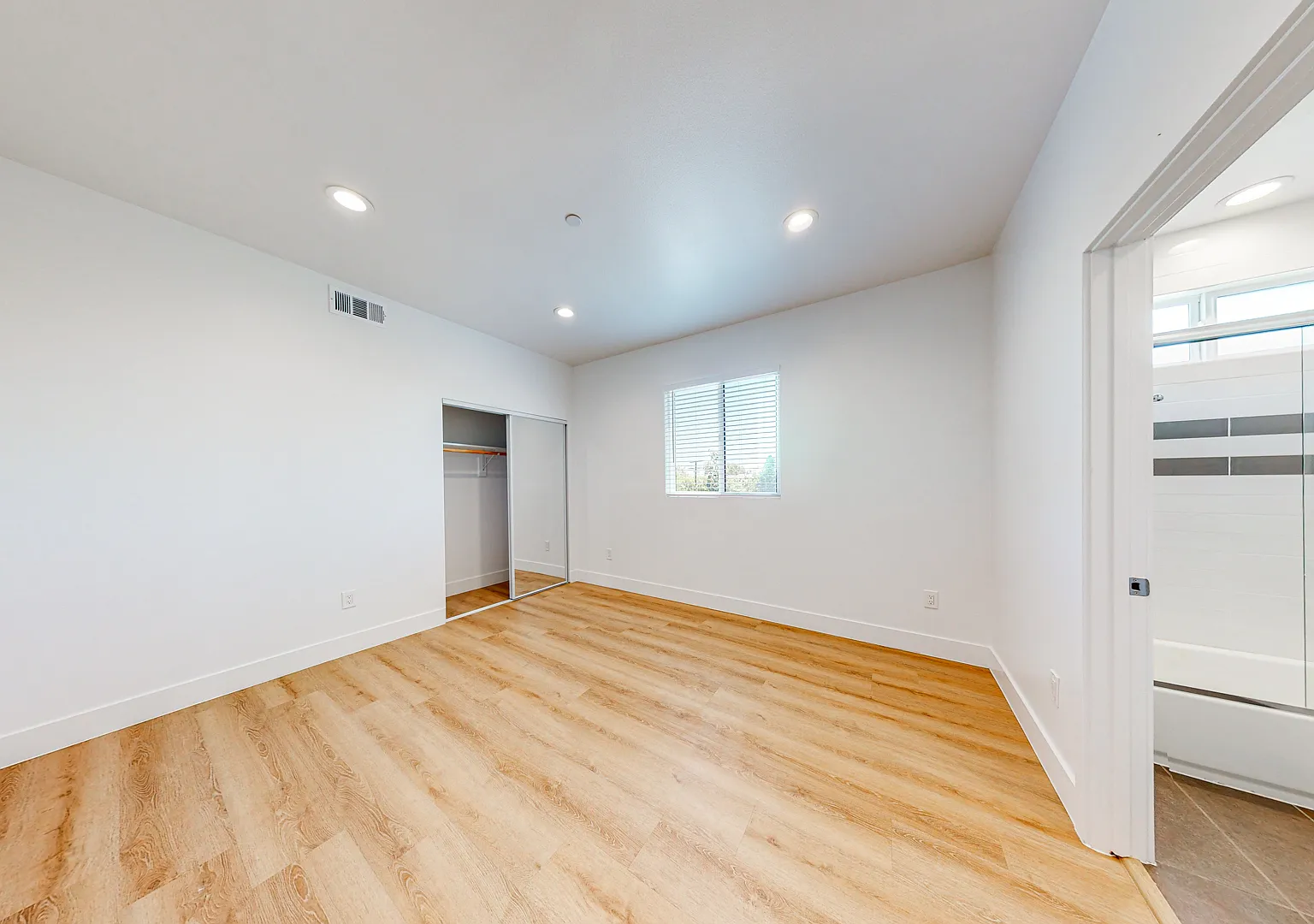 5 bed, 5.5 bath, 1800 sqft, $1,000 — Photo 2