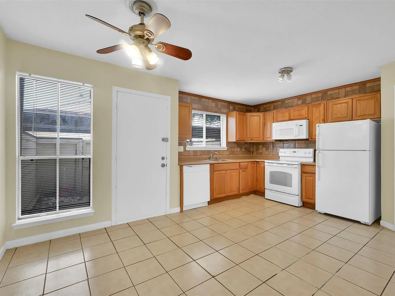 2 bed, 2.5 bath, 1176 sqft, $1,400 — Photo 3