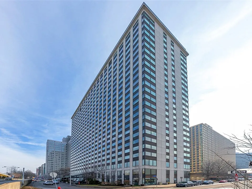 320 Fort Duquesne Blvd #8N