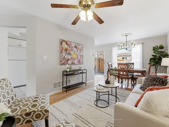 819 Village Green Blvd #27, Mississauga, ON L5E 3H7