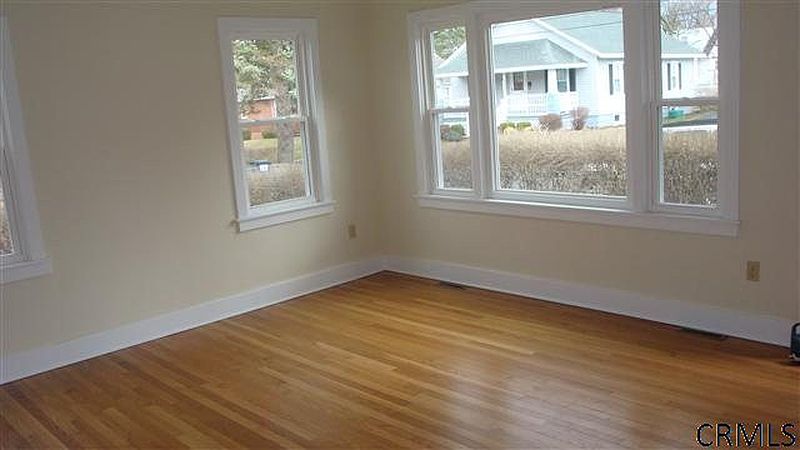 5th image of 107 HUDSON Avenue