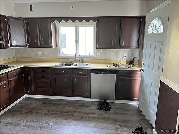 3rd image of 27 Otis St