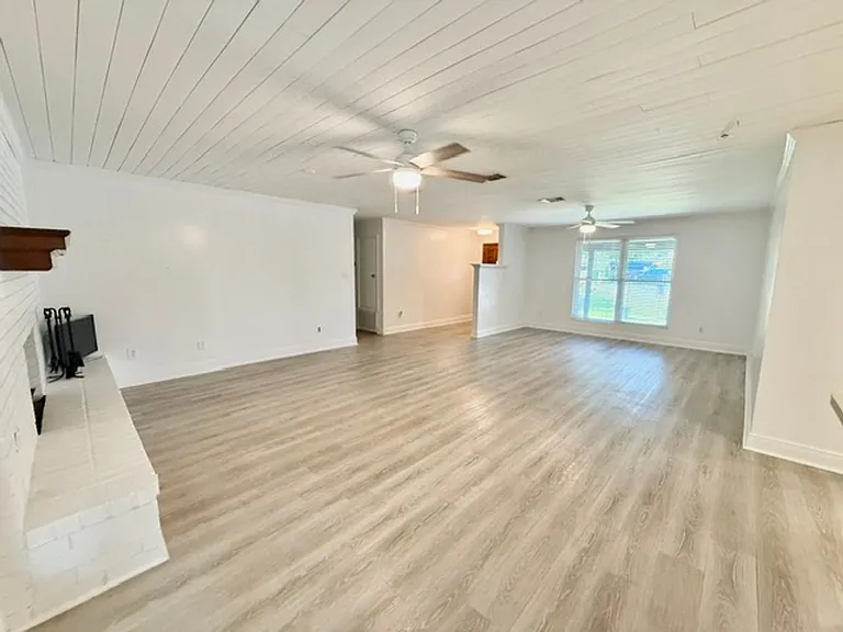 203 Hastings Ct — Photo 8