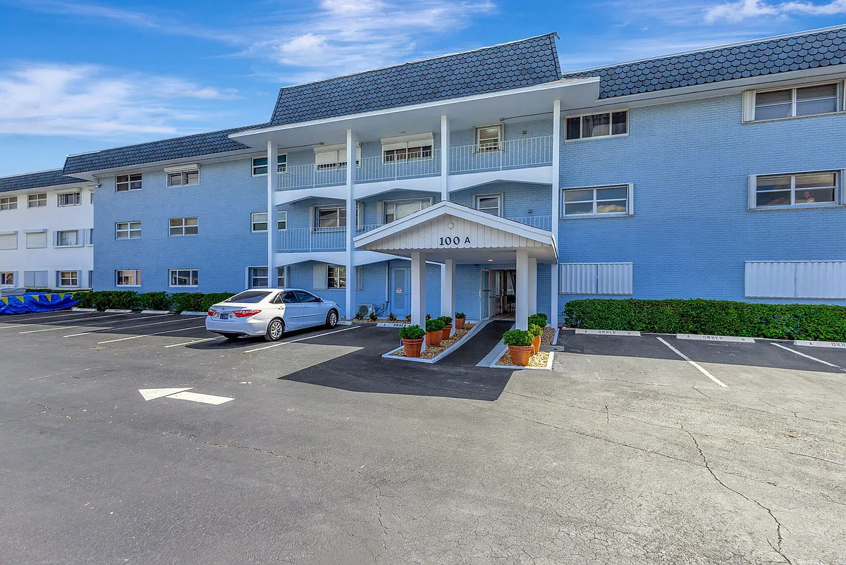 Building Photo - 100 Shore Ct #210