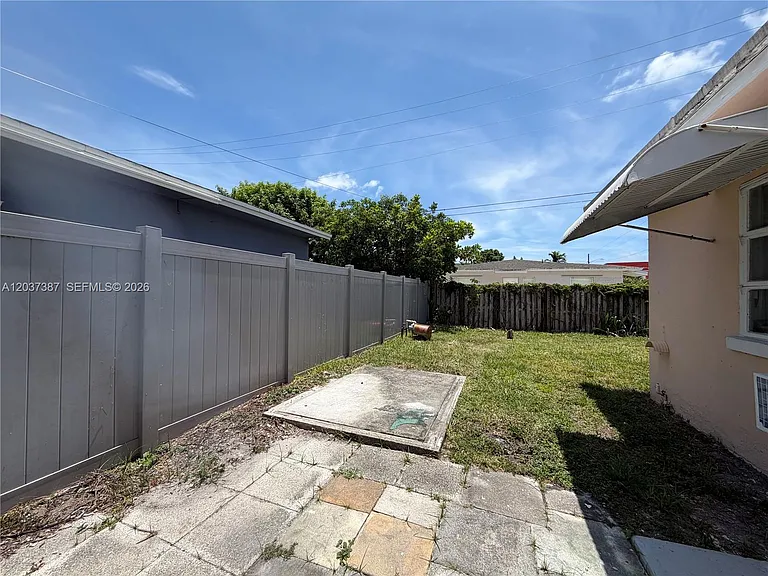 405 SE 23rd St #1 — Photo 11
