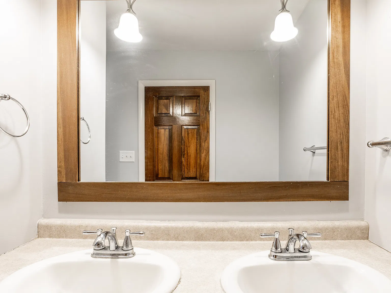 4 bed, 1915 sqft, $2,499 — Photo 4