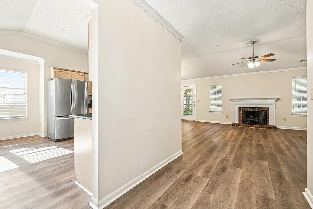 3 bed, 2.0 bath, 1407 sqft, $1,980 — Photo 3