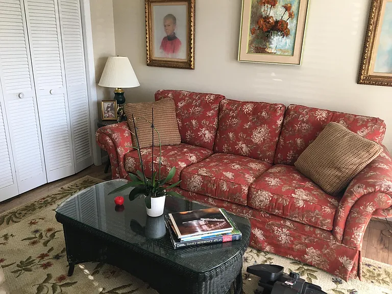 2nd bedroom as a sitting room (vs prior picture as a bedroom)