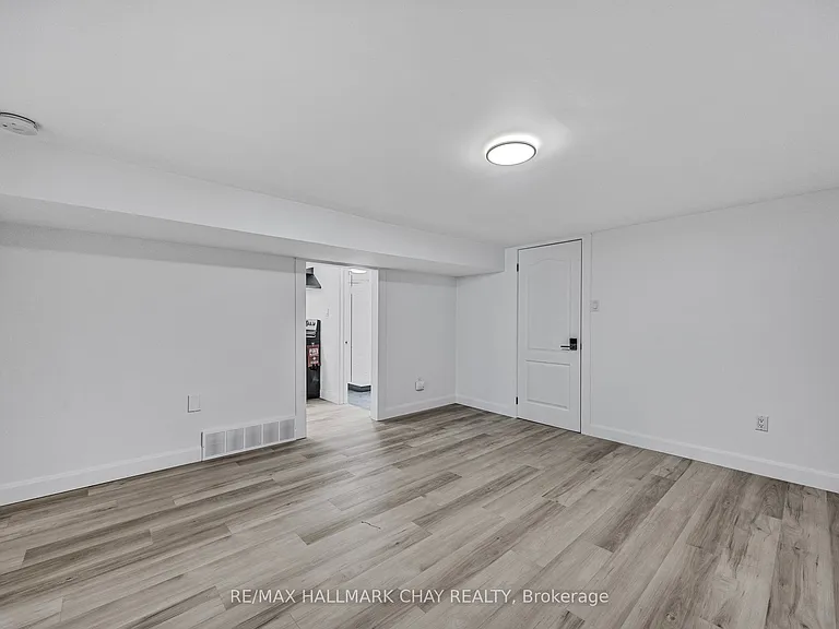 204 Tupper St W #LOWER — Photo 12