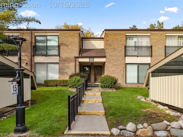 18326 University Park Dr, Livonia, MI 48152