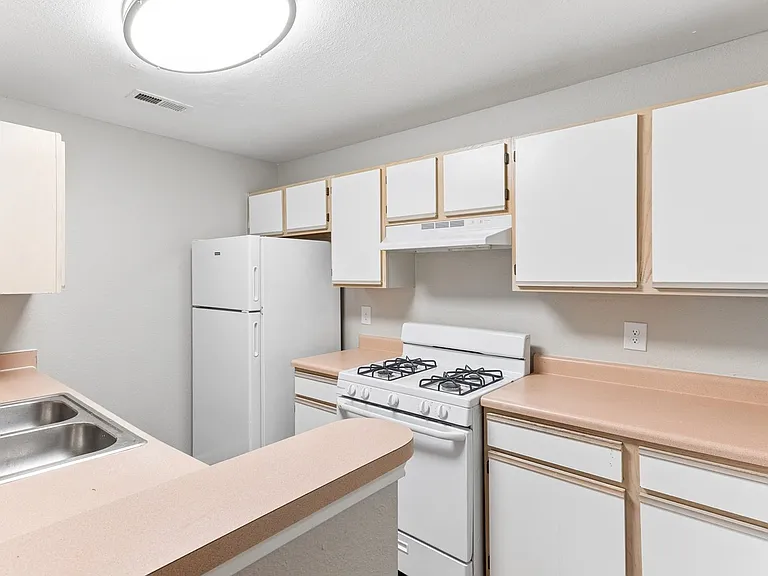 Willow Creek Apartments — Photo 8