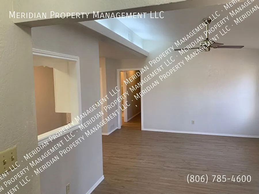 Charming 2 Bedroom Home with Fireplace, Private Backyard & Covered Carport — Photo 4