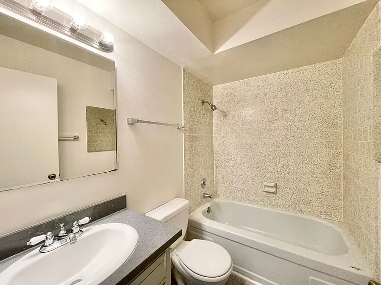 541 - 551 Morse Ave - Laurelwood — Photo 7
