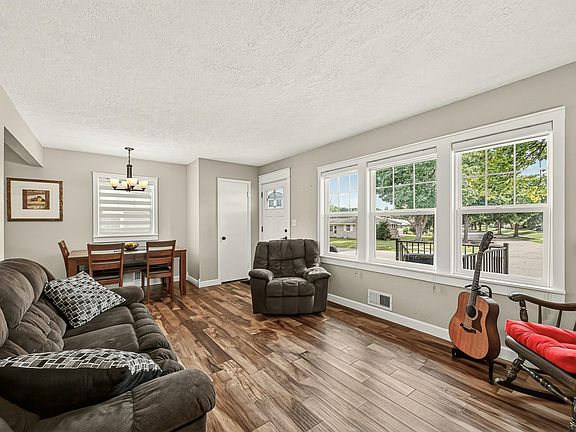 4th image of 2601 15th Ave NW