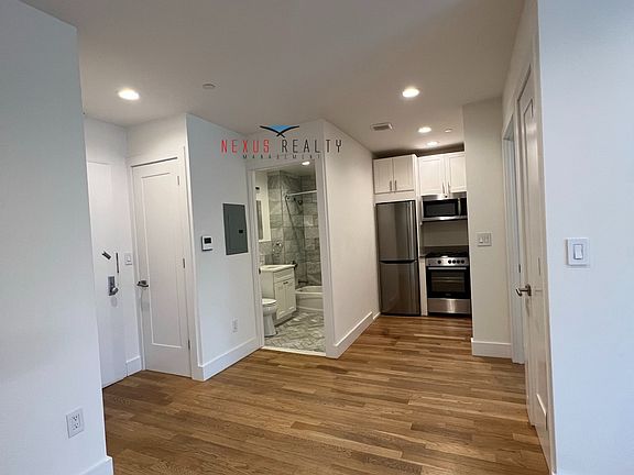 4th image of 4511 Broadway APT 3B
