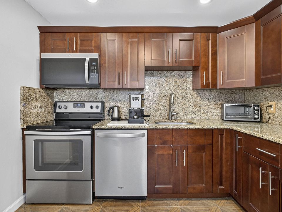 1st image of 307 Wellington C