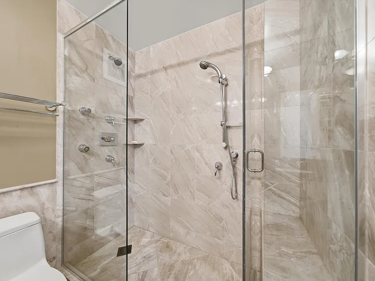 111 E Chestnut St #42F — Photo 14