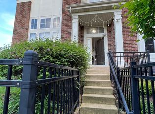 647 Grosvenor Ln, Aurora, IL 60504