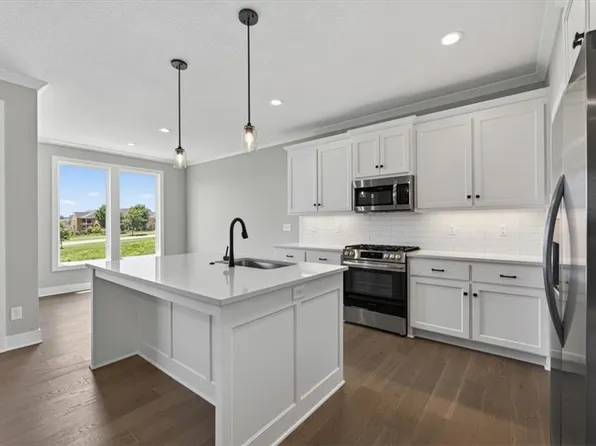 9468 Shady Bend Rd, Lenexa, KS 66227