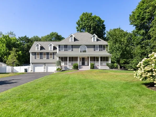 5 Green Meadow Dr, Lynnfield, MA 01940