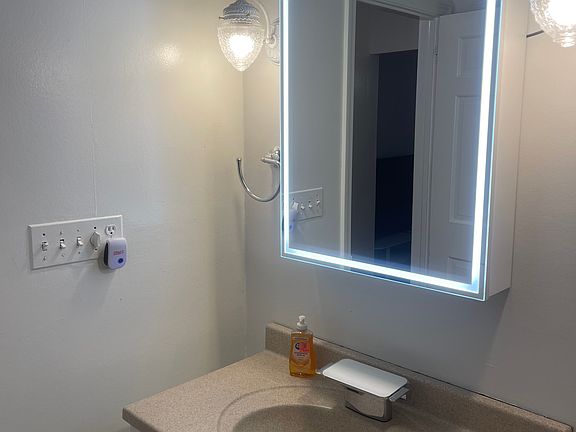 4th image of 209 Pequot Ave #3