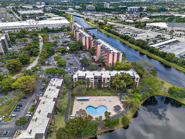 2200 S Cypress Bend Dr #101 — Photo 33
