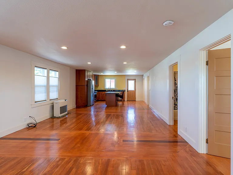 138 N Lincoln St — Photo 5