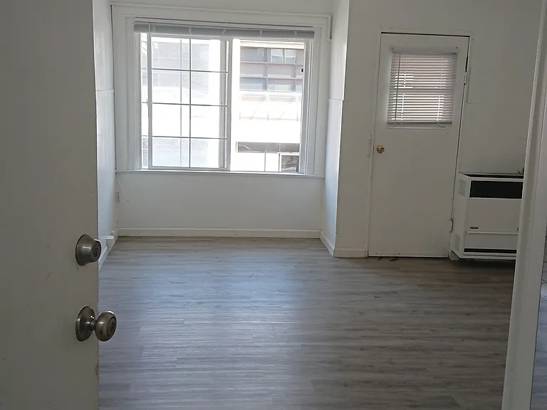 3872 5th Ave #4 — Photo 2
