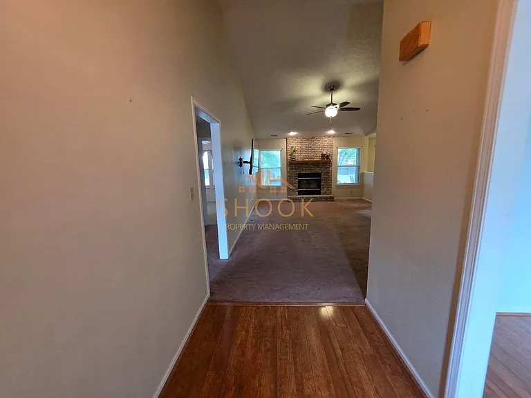 1620 Lionheart Ln — Photo 4