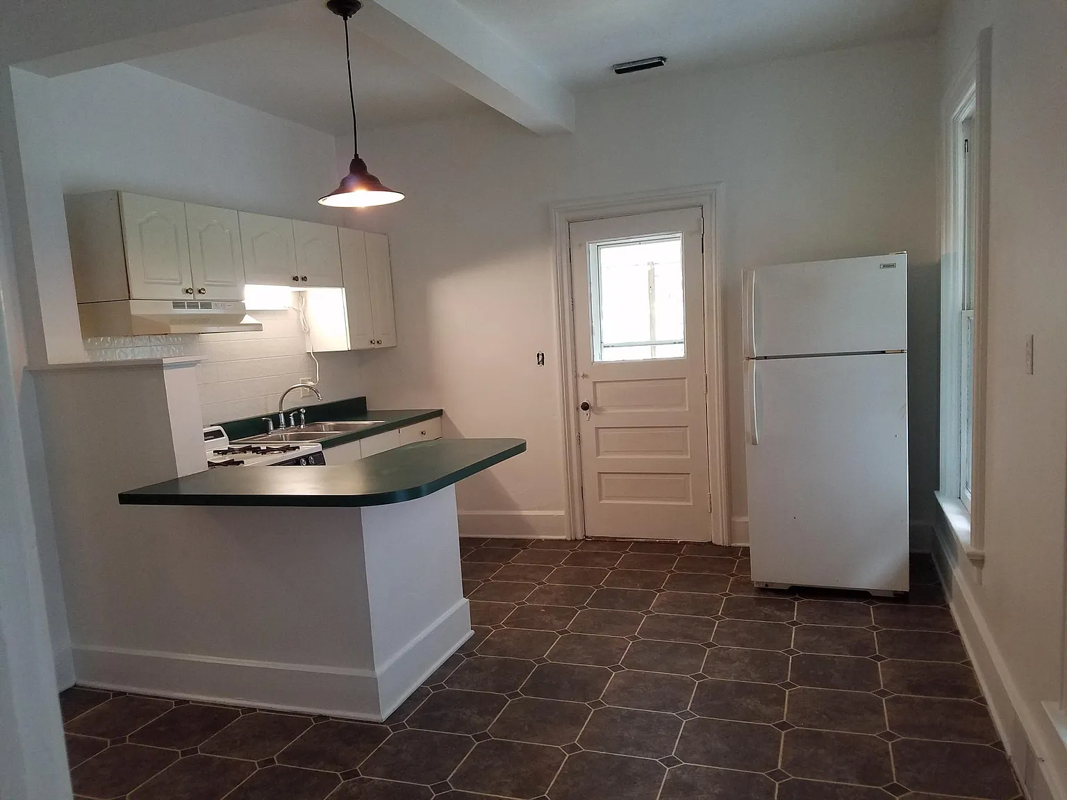 Studio, 600 sqft, $550 — Photo 3