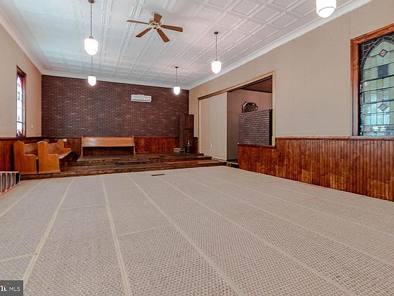 5th image of 1070 Valley View Rd